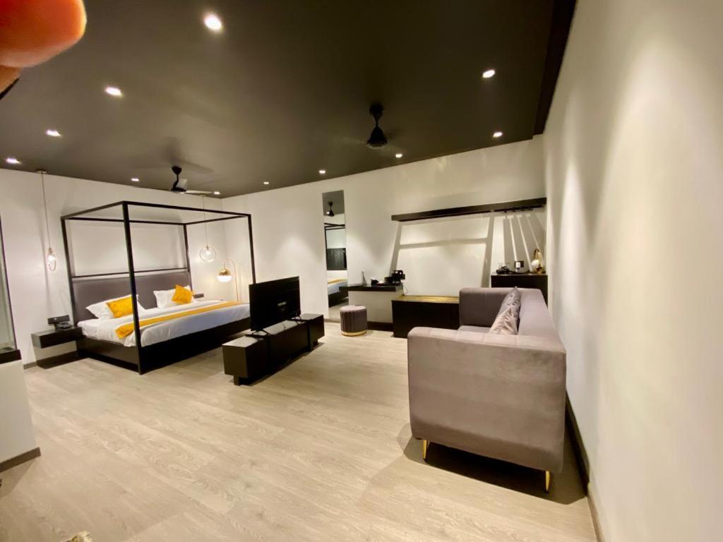 Hotel Madhav'S Lap Of Luxury Moradabad Exterior foto